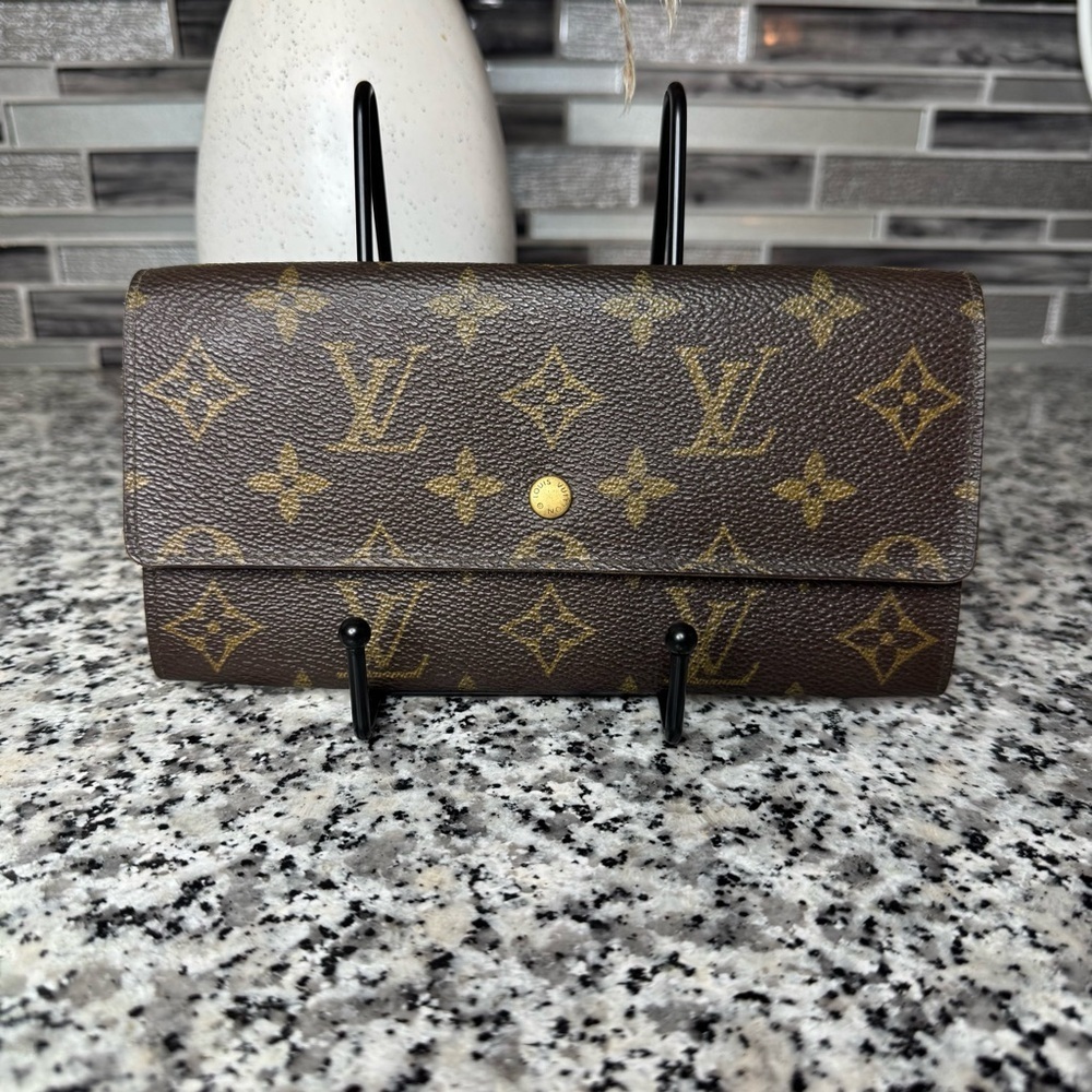 Louis Vuitton Women’s Monogram Sarah Wallet 8912AN
